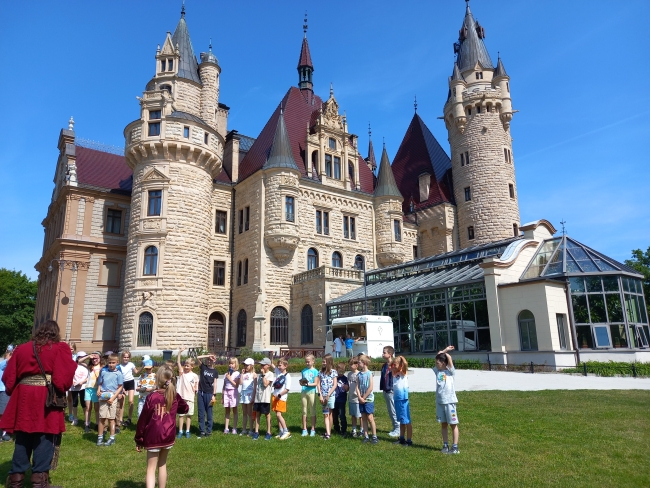 Wycieczka uczniów klasy 1a i 2d do Mosznej