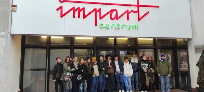 Mikołajkowe wyjście klasy 8a i 8b do teatru na przedstawienie pt. Kamienie na szaniec oraz do rynku na Jarmark Bożonarodzeniowy.