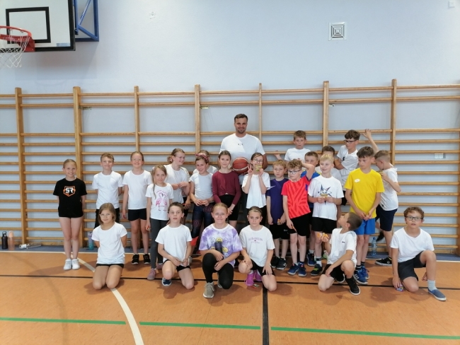 Trening koszykówki w klasie 3b