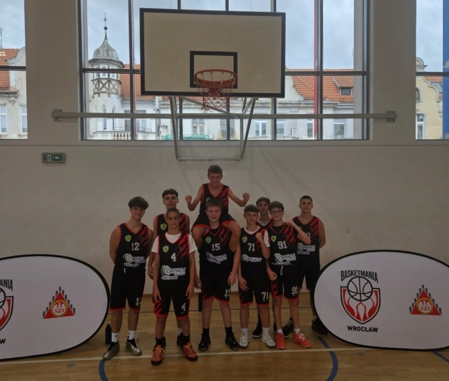 Komplet zwycięstw drużyny chłopców w basketmanii