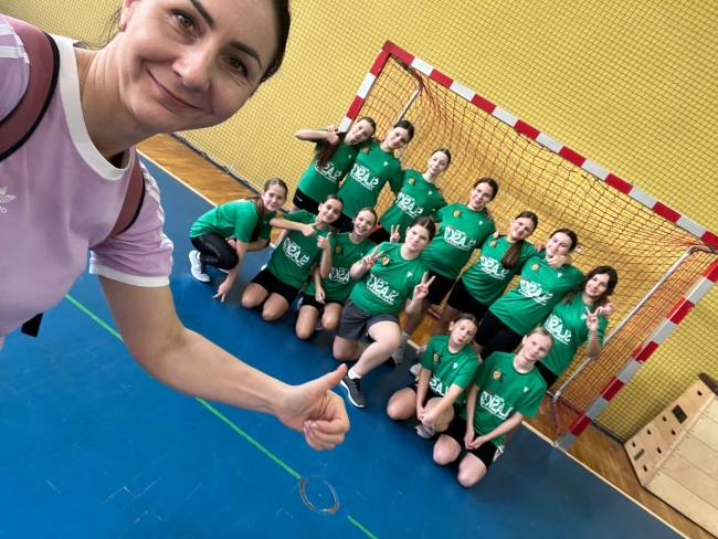 Udział naszych uczniów w szkolnych zawodach sportowych – klasy 4–6 w mini piłkę ręczną