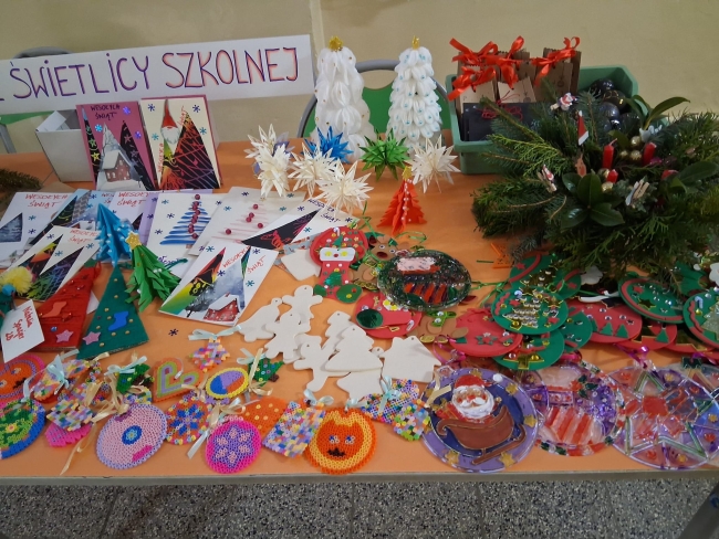 Dzieci ze świetlicy przygotowały dekoracje i ozdoby świąteczne na szkolny kiermasz