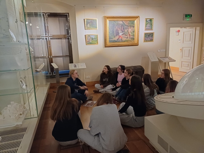 Wizyta uczniów klasy 8b w Muzeum "Pana Tadeusza"