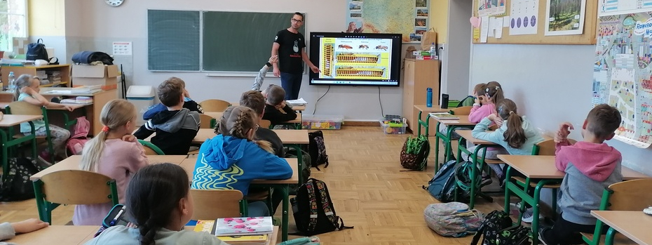 Lekcja o pszczołach w klasie 2b