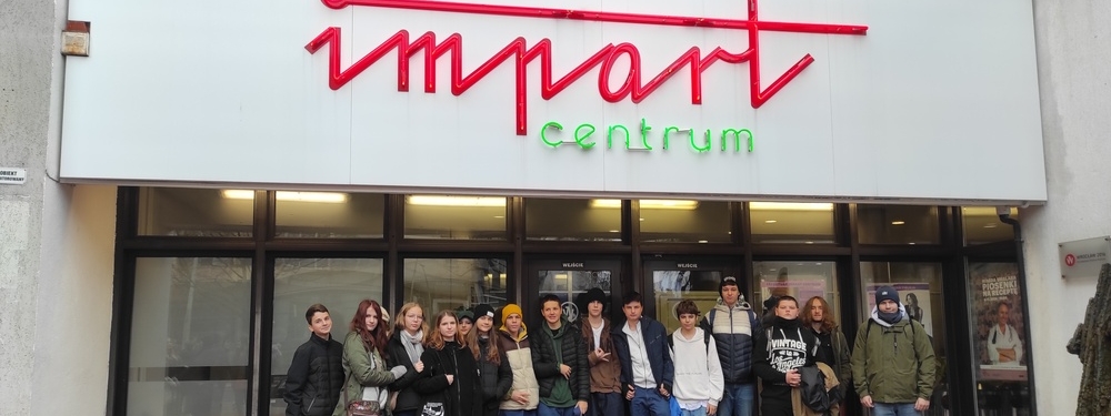 Mikołajkowe wyjście klasy 8a i 8b do teatru na przedstawienie pt. Kamienie na szaniec oraz do rynku na Jarmark Bożonarodzeniowy.