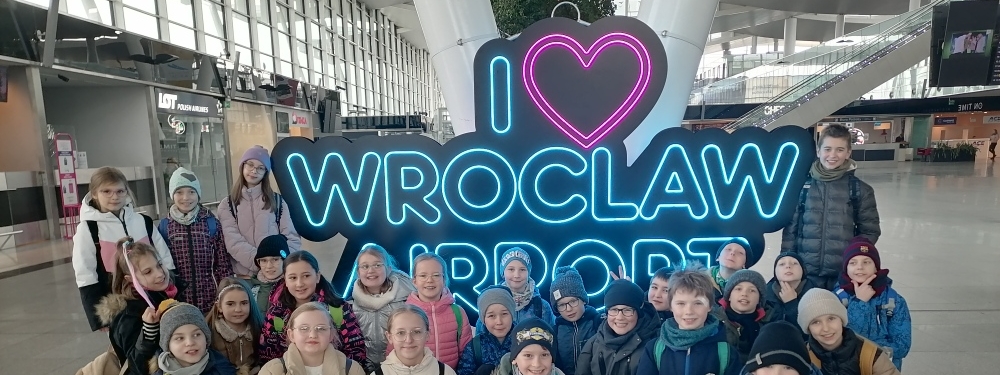 Wycieczka uczniów klasy 3b na lotnisko