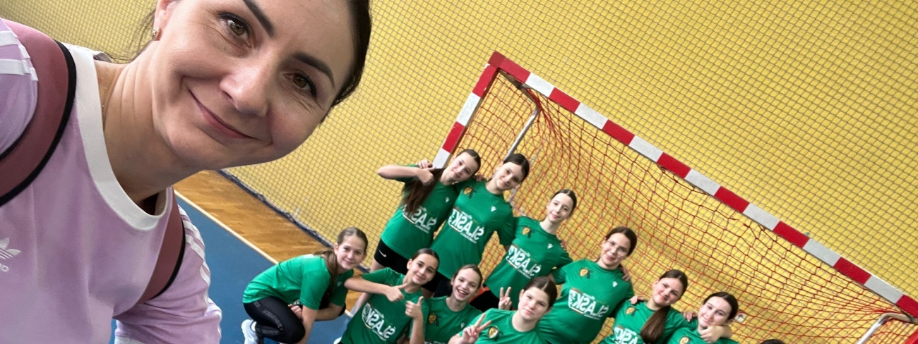 Udział naszych uczniów w szkolnych zawodach sportowych – klasy 4–6 w mini piłkę ręczną