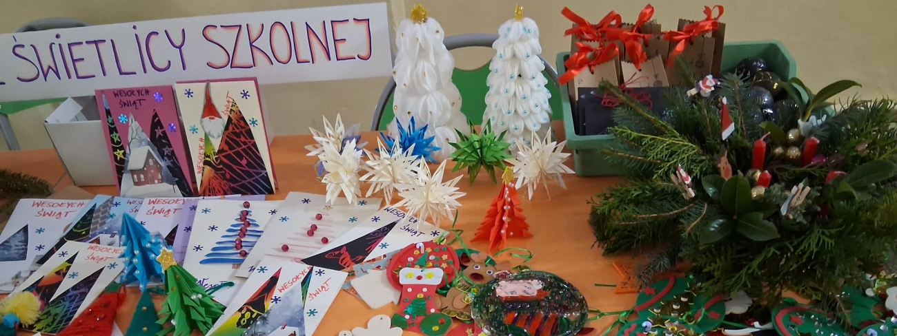 Dzieci ze świetlicy przygotowały dekoracje i ozdoby świąteczne na szkolny kiermasz