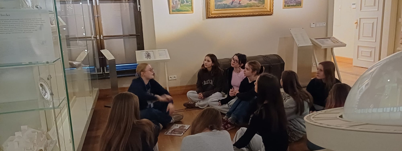 Wizyta uczniów klasy 8b w Muzeum "Pana Tadeusza"