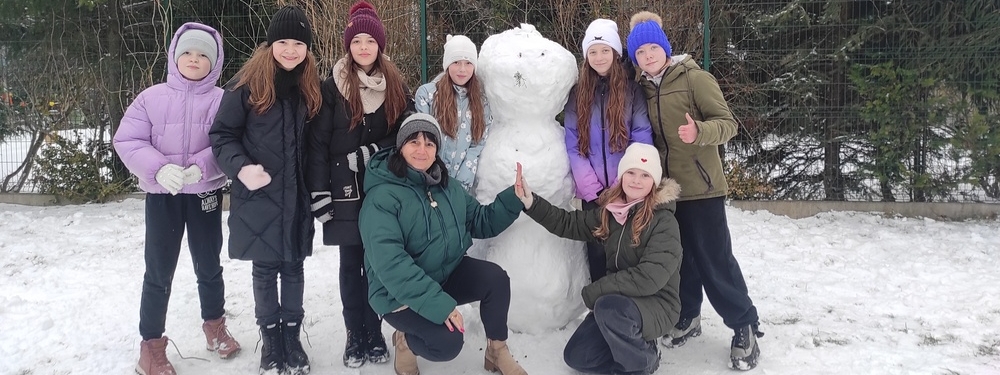 Zabawy na śniegu - radość dzieci: bezcenna