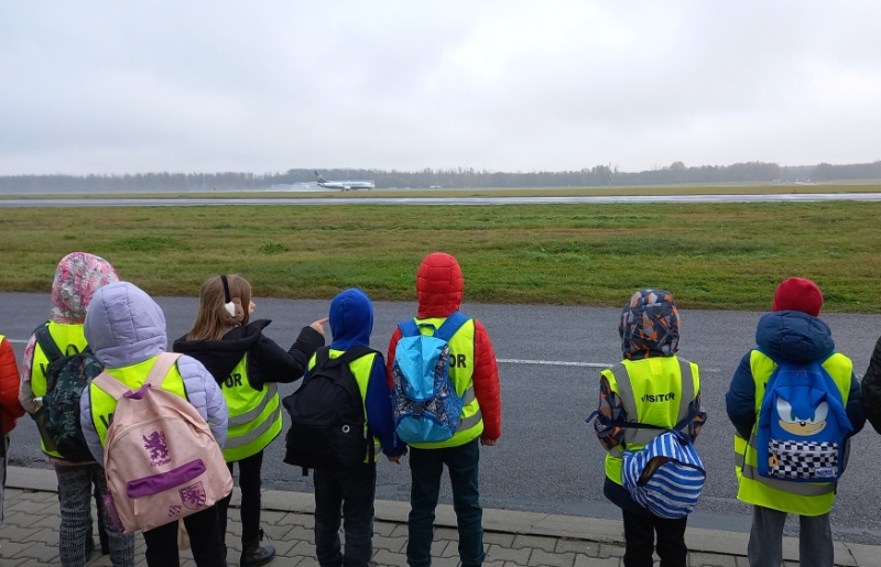 Wycieczka uczniów klasy 2a na wrocławskie lotnisko