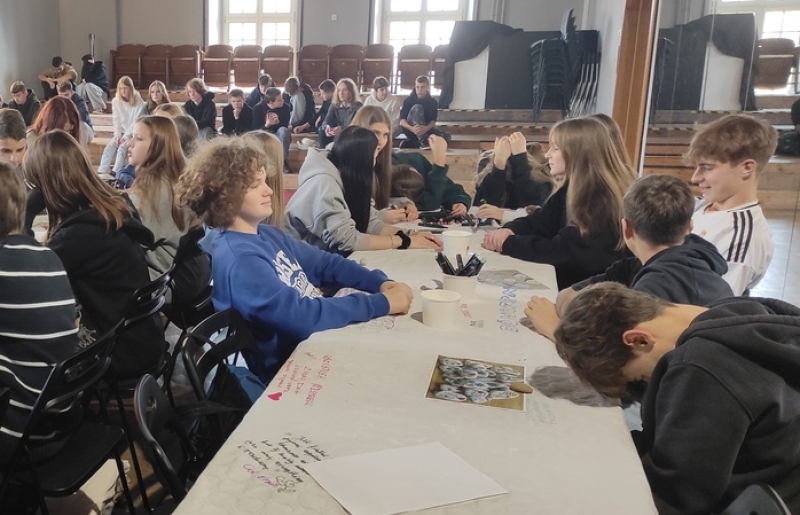 Światowy Dzień Życzliwości i Pozdrowień w klasie 8a i 8b