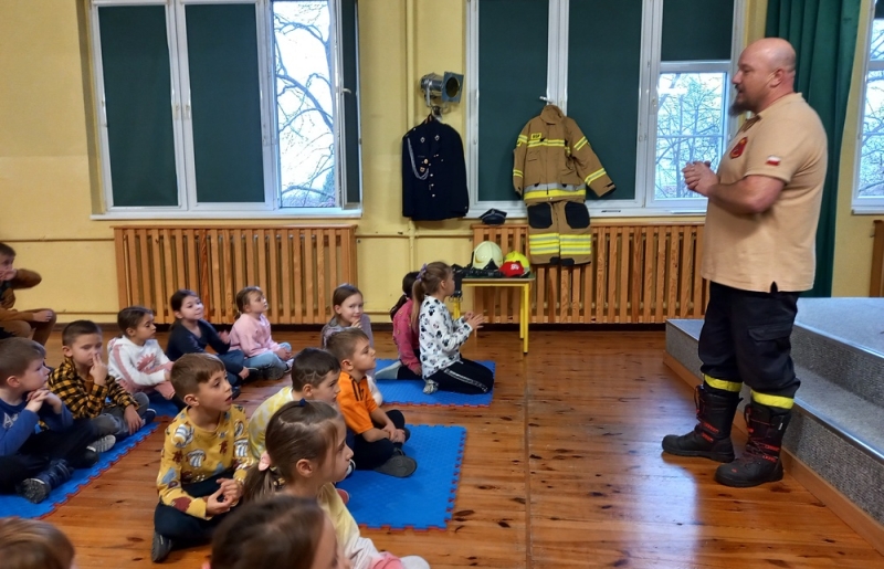 Warsztaty ze strażakiem w klasie 2a i 1b
