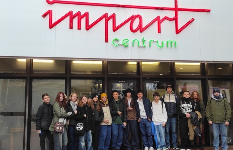 Mikołajkowe wyjście klasy 8a i 8b do teatru na przedstawienie pt. Kamienie na szaniec oraz do rynku na Jarmark Bożonarodzeniowy.