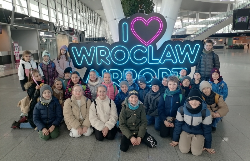 Wycieczka uczniów klasy 3b na lotnisko
