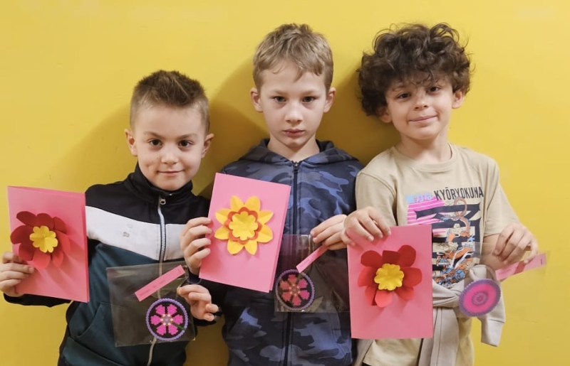 Piękne życzenia i upominki na Dzień Kobiet wykonane w świetlicy
