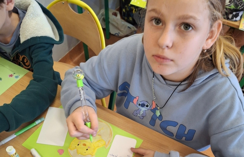 Uczniowie klas czwartych przygotowali kartki wielkanocne z życzeniami