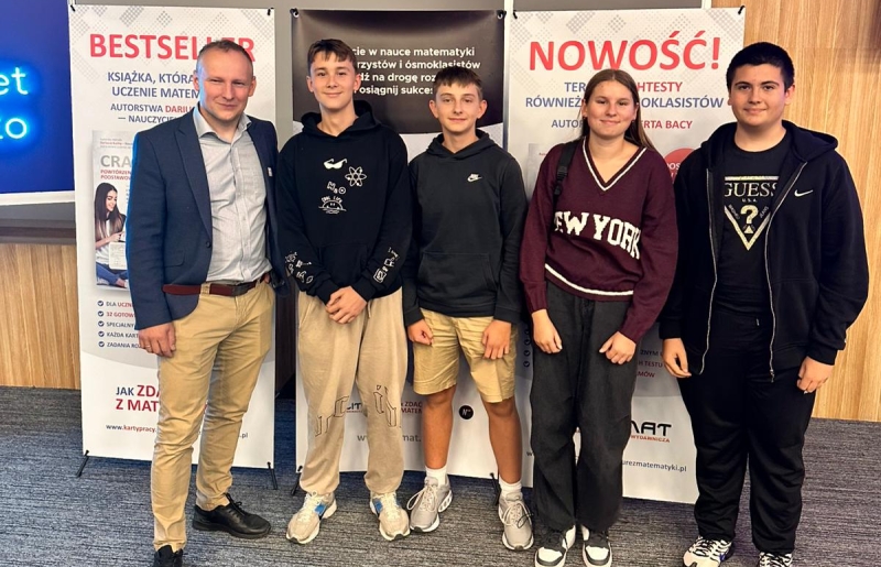 Wyjście uczniów klas ósmych na wykład dotyczący radzenia sobie z egzaminem ósmoklasisty