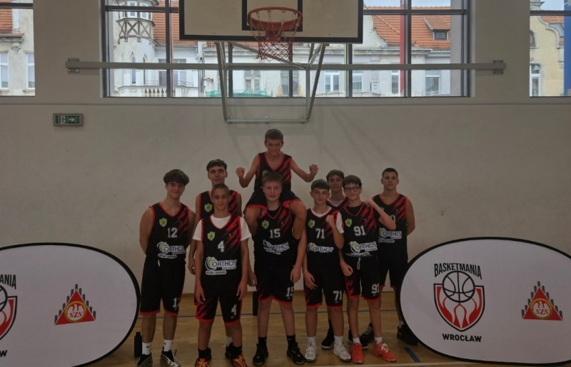 Komplet zwycięstw drużyny chłopców w basketmanii