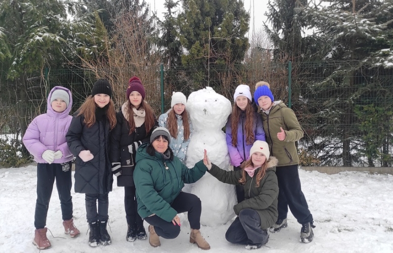 Zabawy na śniegu - radość dzieci: bezcenna